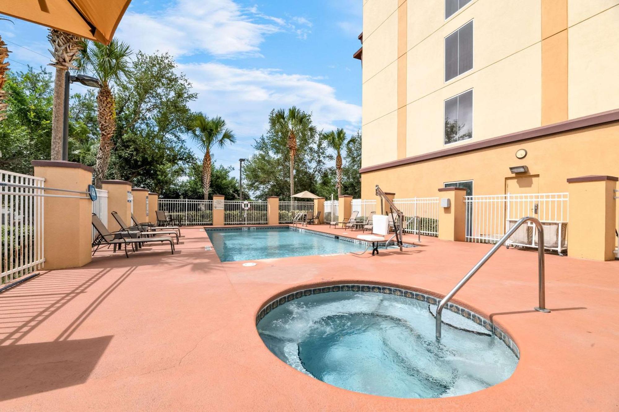 Comfort Suites Orlando Airport Exterior foto